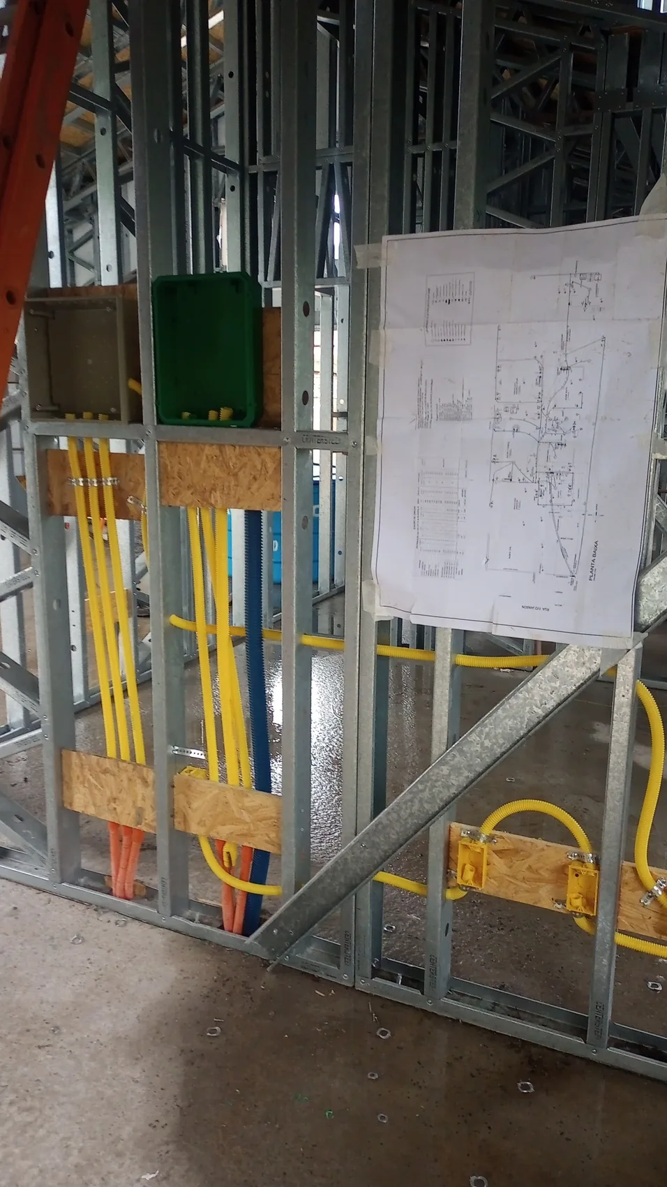 Instalações elétricas integradas à parede em Steel Frame