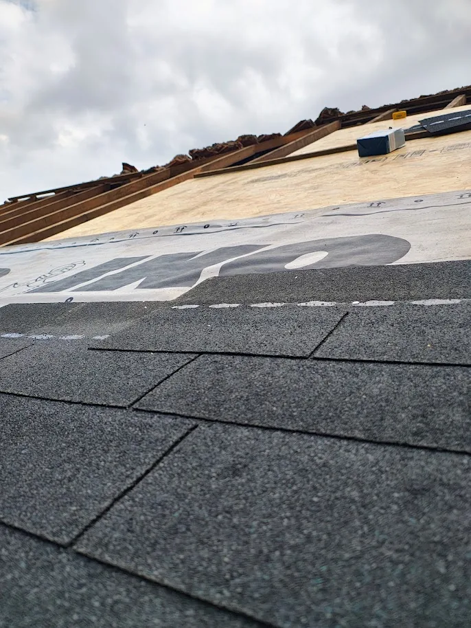 Instalação da telha Shingle sobre a base preparada