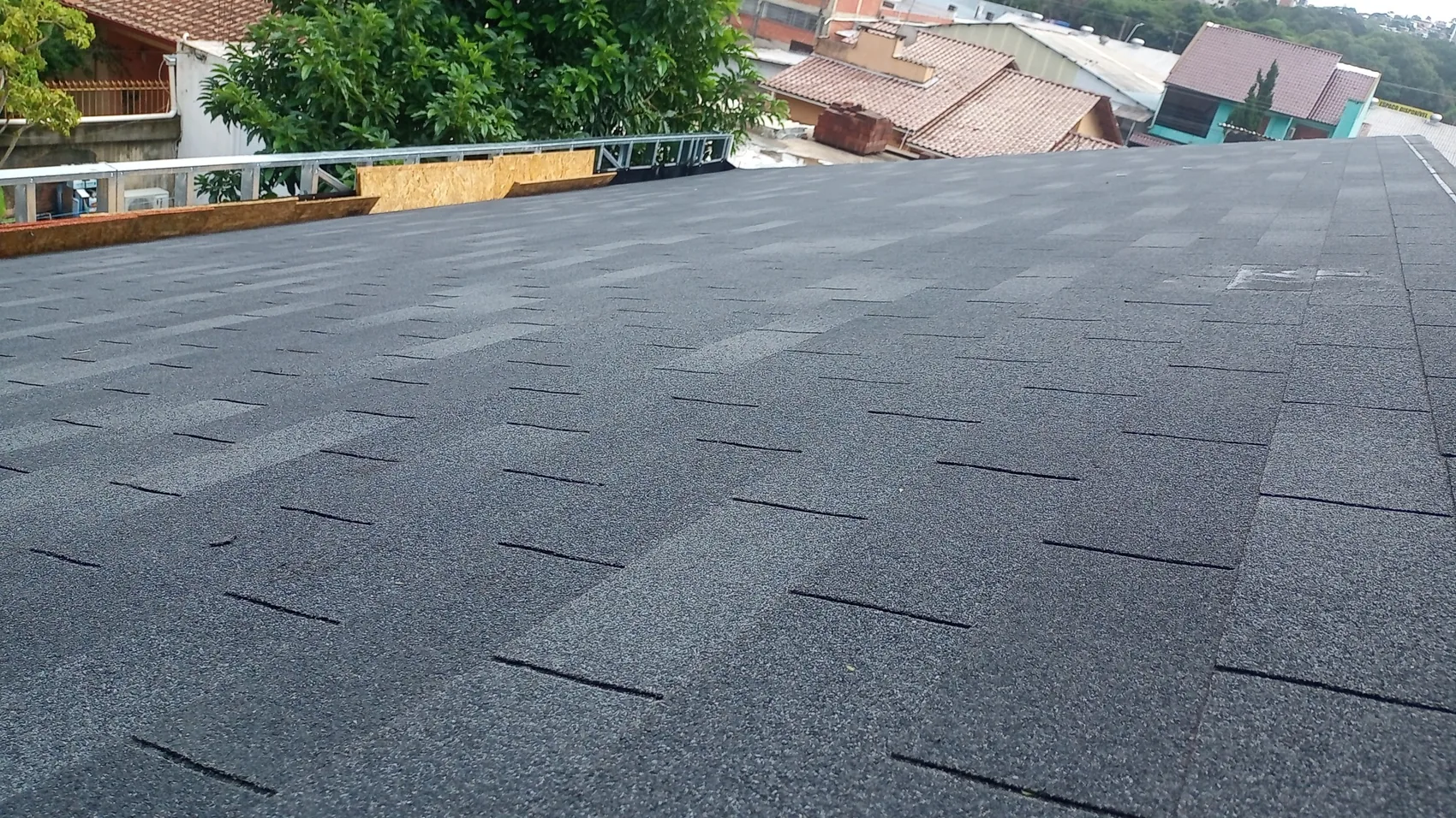 Vista ampla de telhado Shingle